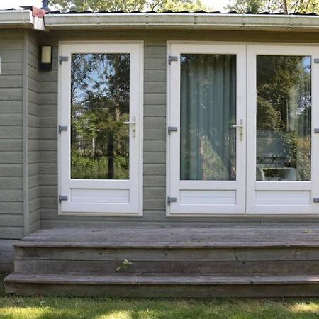 Een Chalet Met Prive Sauna En Tuin Villa Tzummarum Exterior foto