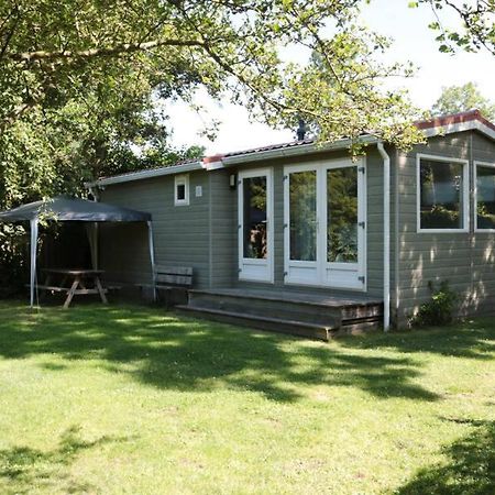 Een Chalet Met Prive Sauna En Tuin Villa Tzummarum Exterior foto